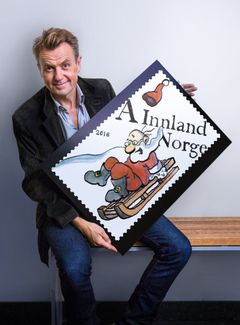 Fredrik Skavlan har illustrert årets offisielle julefrimerker. Foto: Håvard Jørstad, Posten Norge