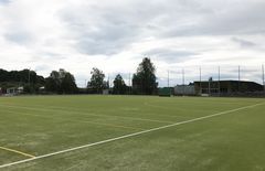 Voldsløkka is- og landhockeybane vil være dekket av kunstis for bandy i ca fem måneder, og resten av året er det kunstgress for landhockeyspillere. Foto: Kultur- og idrettsbygg Oslo KF