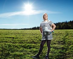 FULL FART: Julie-Christine Adéläide Krøvel tar fatt på nye oppgaver i jobben som kommunikasjonsansvarlig i Ungdom og Fritid. Med seg har hun både kamera og rulleskøyter. Foto: Mie Frederikke Krøvel