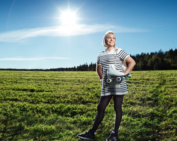 FULL FART: Julie-Christine Adéläide Krøvel tar fatt på nye oppgaver i jobben som kommunikasjonsansvarlig i Ungdom og Fritid. Med seg har hun både kamera og rulleskøyter. Foto: Mie Frederikke Krøvel