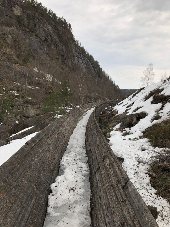 Steinsfoss tømmerrenne utgjør et industrihistorisk kulturminne sammen med Setesdalsbanen. Renna er bygget i tre på 50-tallet, og er ca. fire kilometer lang. Etter de tiltakene som ble foretatt i 2016 og 2017, er tømmerrenna blitt en attraktiv ferdselsvei for turgåere, målet er at man skal kunne gå hele rennas strekke når prosjektet er fullført. Kulturminnefondet har støttet prosjektet med 825.000 kroner. (Foto: Linda Herud/Kulturminnefondet)