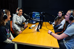 Elevene på Medier og kommunikasjon ved skolen produserer podcast fra studio.