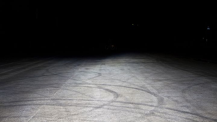UMULIG Å SE: 50 meter foran deg står det en sykkel dekket i refleksspray, men det er umulig å se med nærlys på. Foto: NAF