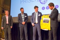 Prisutdeler Thor Hushovd overrekker gul trøye til Eksportprisvinneren Lerøy Seafood Group. Lengst til venstre konferansier Arne Hjeltnes. Foto: Alf-Martin Holmedal, Steamheads AS.