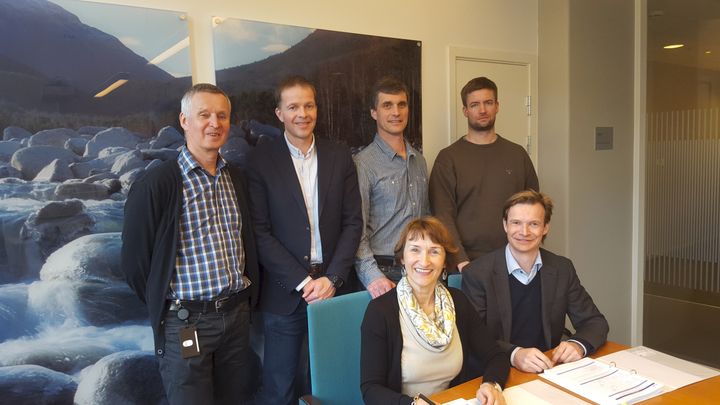 Venstre bak:
Stein Nordvi (Fagansvarlig NVE RØ), Petter Glorvigen (Regionsjef NVE RØ), Nils Ola Hoff (prosjektdirektør AF Anlegg), Ola Ulvolden (anleggsleder AF),
Venstre foran:
Anne Britt Leifseth (Direktør Skred- og vassdragsavdelingen NVE), Kjetil Vikane (avdelingsdirektør AF Anlegg)
Foto: NVE