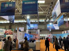 China Fisheries & Seafood Expo i Qingdao samler rundt regnet 1600 utstillere fra 53 land, og er et av de viktigste utstillingsvinduene for sjømatprodukter i Asia. Norske sjømatbedrifter deltar i år for 14 gang med egen fellesstand. Her fra fjorårets sjømatmesse i Qingdao. (Foto: Innovasjon Norge)