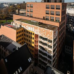 Det mye omtalte og prisbelønte ombruksprosjektet Kristian Augusts Gate 13, er selvfølgelig en del av utstilingen i Berlin.  https://mad.no/prosjekter/kristian-august-gate-13 Foto: Kyrre Sundal/Mad arkitekter