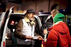 Mange kjente personligheter stiller opp for Frelsesarmeen. Her er artist Øyvind Elgenes (Elg) med og deler ut suppe på nattestid i Oslos gater.