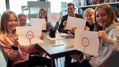 Alle barn kan bli med på tegne- og skrivekonkurransen om transport og trafikk. Her får samferdselsminister Knut Arild Hareide de første bidragene fra elever på Munkerud skole. Fra venstre: Silje, Jakob, Maja, Knut Arild, Eik og Leonora. Foto: SD/Henrik Jonassen.