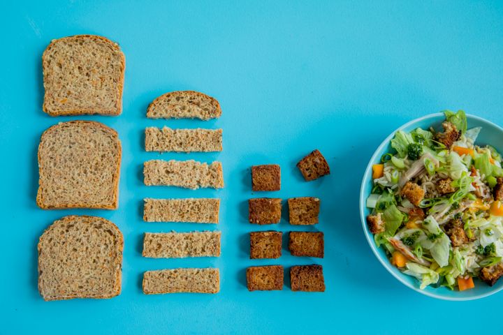 Gledelige nyheter: Tendensen viser at flere blir flinke til å bruke opp restebrød, for eksempel som krutonger i salaten. (Foto: MatPrat)