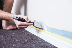 ENKEL FORNYELSE: Å male er den enkleste og mest effektive måten å vedlikeholde eller å fornye et hjem på. Spørsmålet er bare hva vi gjør med brukt maleverktøy. (Foto: Jordan)
