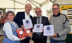 f.v: adm. dir. i Matmerk Nina Sundqvist, lamdbruks- og matminister Jon Georg Dale, daglig leder i Telefrukt Svein Børte, styreformann Telefrukt produsentlag SA Gunnar Li
