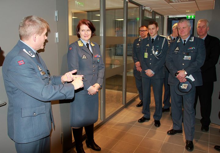 ENGASJERT: Skolesjef ved LKVS i Sørreisa, oberstløytnant Ivar Rismo, viser frem det nye admini-strasjons- og undervisningsbygget til sjef for Luftforsvaret, brigader Tonje Skinnarland.