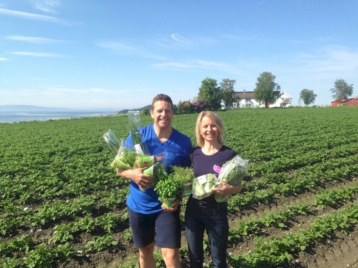 F.v. Trond Karlsen, markedssjef i REMA 1000 og Ragnhild Viken, grønnsaksprodusent på Frosta.