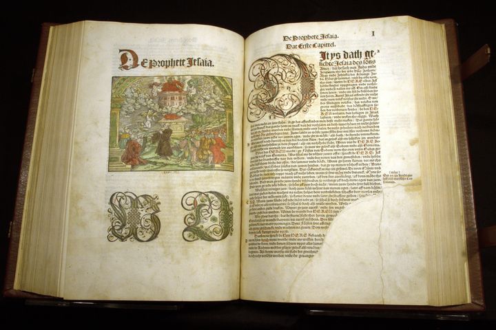 Nydelig typografi og fine farger i Luther-bibelen fra 1533
