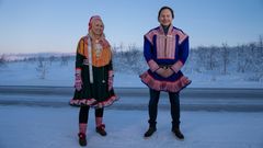 Anne Marja Hætta og Ronald Pulk er programledere for sendingen lørdag kveld.

FOTO: LEMET AILO HOLMESTRAND HÆTTA