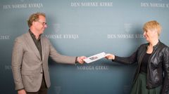 Hovedutvalgsleder Morten Müller-Nilssen overleverer rapporten til kirkerådsleder Kristin Gunleiksrud Raaum.