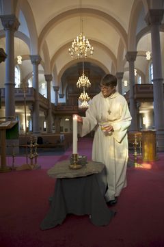 Toril Kolstad har jobbet på Transporten siden 1987, først ved Brevsenteret i Oslo, så på Alnabru og nå på Østlandsterminalen . I helgene er hun kirketjener i Kampen, Grønland og Gamlebyen kirker. Nå har hun 20 prosent stilling på Transporten med tilrettelagte arbeidsoppgaver etter kreftsykdom.
