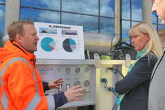 Senioringeniør Magne Berg i Kystverket forklarer regiondirektøren i NHO, Kristin Saga, hvordan oljeregnskapet til slutt så ut for Full City og Godafoss. "Vi forbinder oljeutslipp med hva som kommer inn til strendene. Dette viser hva som kunne vært tilfelle dersom det som suges opp også hadde nådd land", sier Saga.