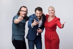 Programleder Kåre Magnus Bergh ( i midten) og musikkeksperter Thomas Felberg og Mona B. Riise er klare for en ny sesong av Stjernekamp på NRK. (Foto: Julia Marie Naglestad/NRK)