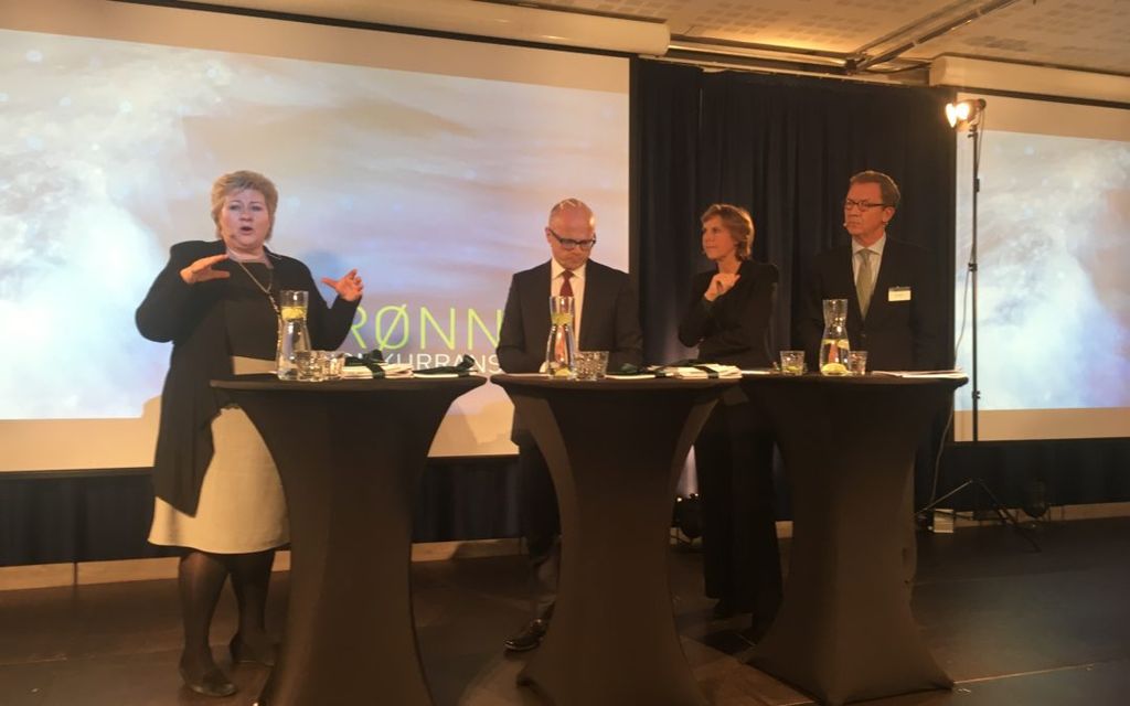 Et ekspertutvalg leverte fredag sin rapport om grønn konkurransekraft til statsminister Erna Solberg og klima- og miljøminister Vidar Helgesen. (foto: Regjeringen.no)