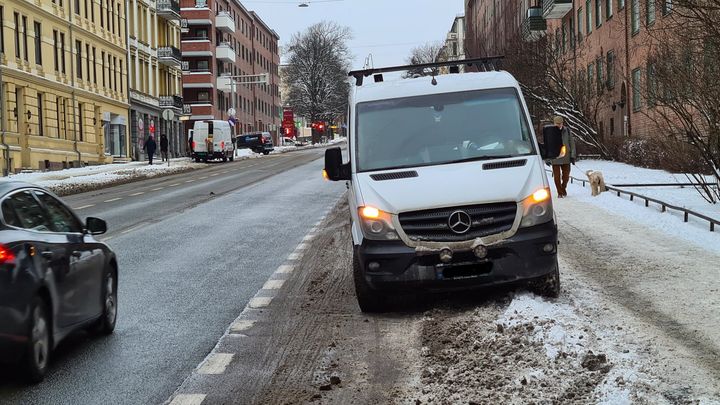 En ulovlig parkering blir ikke lovlig av å sette på bilens varsellys (Foto: NAF)