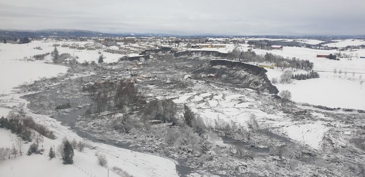 Foto: Jaran Wasrud/NVE - Bildet er tatt fra sør-vest og gir en oversikt direkte inn i skredområdet med hele skredgropen.