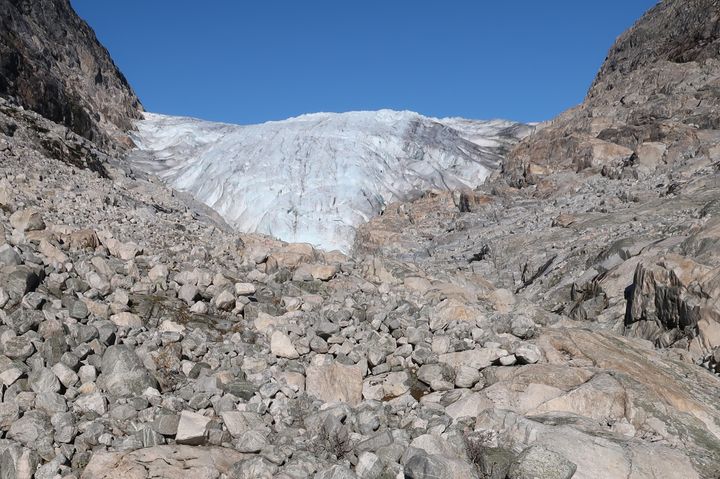 Fronten til Stigaholtbreen i Luster, ein utløpar frå Jostedalsbreen, har trekt seg tilbake 266 meter dei siste 20 åra. Foto: Jostein Aasen/NVE.