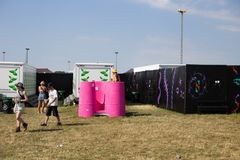 Slik ser de nye pissoarene for kvinner ut. Disse er seks ganger så effektive som en vanlig festivaldo og testes ut i Norge i forbindelse med Elvefestivalen i Drammen. (Foto: Maria Cristina Sega)