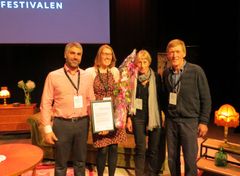 Vinnerne Carlos Ruiz Rabelo og Kristine Skarbø, sammen med Kristines foreldre Eli og Lars Helge Skarbø, på Innovasjonsfestivalen i Åndalsnes.FOTO: BJARNE ØYGARD
