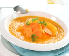 En solgul gulrotsuppe smaker kjempegodt etter en lang dag i frisk luft.