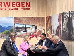 Sandra Borch i samtale med den tyske landbruksministeren, Cem Özdemir og hans følge. Foto: Innovasjon Norge.