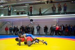 Ordfører og byrådsleder i Oslo fikk oppleve det norske bryteresset Grace Bullen i en real oppvisningskamp under åpningen av Lambertseter flerbrukshall. Foto: Finn Ståle Felberg