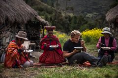 Gordon Ramsay nyter et måltid med de lokale i Peru. «På eventyr med Gordon Ramsay» har premiere lørdag 10. august kl. 20.00 på National Geographic. (Foto: National Geographic)