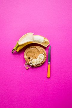 Smør et tynt lag med peanøttsmør på en grov brødskive. Legg på bananskiver og dryss over litt hakkede mandler. Snadderskive som gir både energi og fiber. Foto: brodogkorn.no
