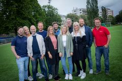 NRK og TV 2s kommentatorer og eksperter gleder seg stort til å gi seerne full dekning av årets fotball-VM. Fra venstre: Thomas Lerdahl, Malin Jørnholt, Christian Nilssen, Andreas Hagen, Melissa Wiik, Morten M. Skjønsberg, Lene Mykjåland, Harald Bredeli, Julie Strømsvåg, Andreas Stabrun Smith og Olav Traaen.
FOTO: JULIA MARIE NAGLESTAD / NRK