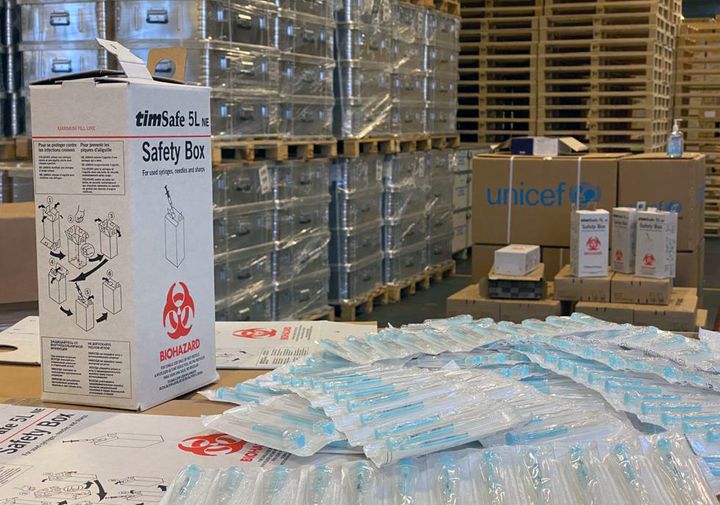 Sprøyter og trygge avfallsbokser er noe av utstyret UNICEF sender ut til hele verden fra lageret i København, i forberedelse av covid-19-vaksinen. Foto: UNICEF