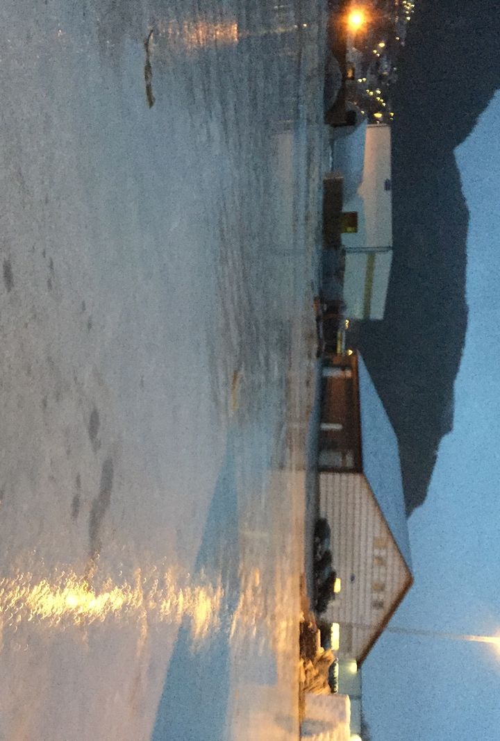 Skøytebane: Sånn så det ut utenfor distribusjonsenheten i Namsos i morgentimene. FOTO: Rune Bakkebø / Posten