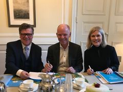 De ansvarlige under dagens signering. Fra venstre Tor Berntsen, administrerende direktør Kredinor, Per Waldaeus, økonomisjef Handelsbanken Finans og Maria Lidström Andersson, administrerende direktør Handelsbanken Finans.
