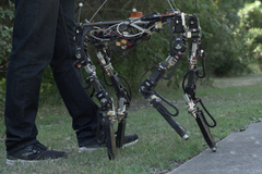 Fra gress til betong. Et stort skritt for en robot som selv skal finne ut hvordan den skal angripe et nytt underlag. Foto: Tønnes Nygaard/UiO