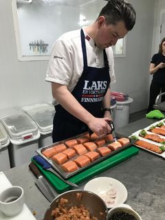 Kokken Gunnar Jensen tilberedte et festmåltid for vinneren av laksetrøya og laget hans.