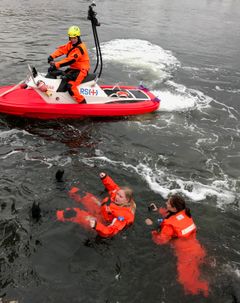 Nathalie Søderberg Knudsen og Sanne Hollung på øvelse med RS Horn Rescue