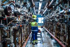 UTFORSKER NYE MULIGHETER: Medarbeiderne ved Elkem Bremanger skal ta i bruk nye teknologi som muliggjør utnyttelse av hydrogen som ellers ville ha gått tapt (Foto: Elkem)