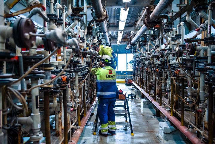 UTFORSKER NYE MULIGHETER: Medarbeiderne ved Elkem Bremanger skal ta i bruk nye teknologi som muliggjør utnyttelse av hydrogen som ellers ville ha gått tapt (Foto: Elkem)