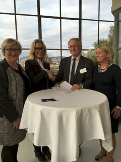 Anita Krohn Traaseth og Arvid Hallén undertegnet en avtale om felles stillinger i går. Her er de flankert av fiskeriminister
Elisabeth Aspaker og næringsminister Monica Mæland.