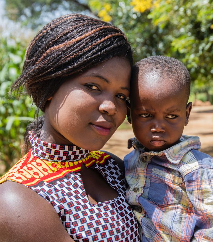 Tadala fra Malawi var bare 15 år da hun ble mamma. Kroppen hennes var ikke ferdig utviklet til å tåle en fødsel, hun fikk store komplikasjoner. I dag er hun takknemlig for å ha overlevd en barnefødsel og for å avverge eget barnebryllup. Hun tar nå utdanning og bidrar aktivt med å forhindre barneekteskap. I Malawi er annenhver jente gift før 18.