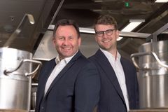 Positive: Administrerende direktør, Tor Tennvassås, og direktør for strategisk innkjøp, Jonas Karlsson, er fornøyd med avtalen. (Foto: Peder Klingwall)