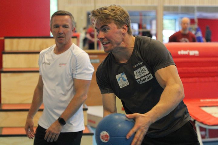 Morten Bråten, fagansvarlig teknikk/motorikk på Olympiatoppen overværer Alexander Aamodt Kilde som trener i nye Olympiahallen. Foto: Geir Owe Fredheim