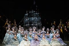 Maskeballet er full av viktorianske kjoler, store korscener og klassisk scenografi med maritime scenebilder. Foto: Erik Berg