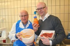 Senioringeniør Frank Lundby og seniorrådgiver Sveinung Grimsby i vegetabilhallen på Nofima Ås med en emulsjon av rapsolje og tomater fra Wiigs Gartneri.